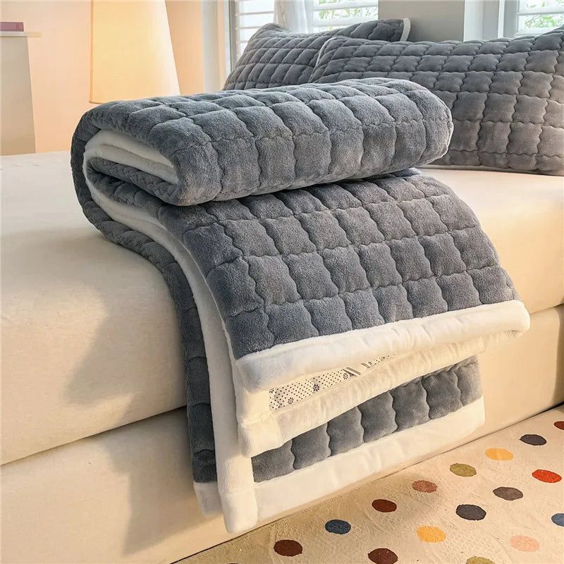 Velvet Comfort Thicken Mattress Topper – Soft Quilted Bed Mat for Winter Warm Beds